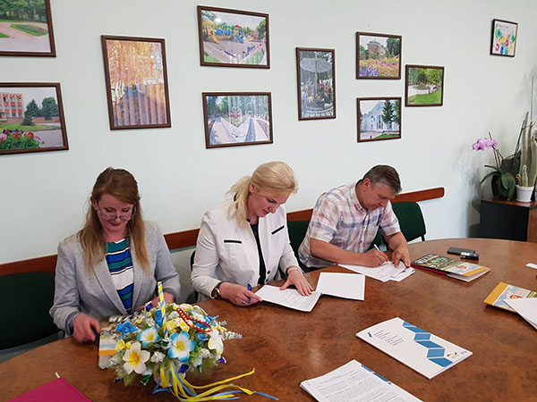 Memorandums on cooperation with local authorities and community representatives on subprojects implementation under USIF VI Project in Lugansk and Kharkiv regions are signed