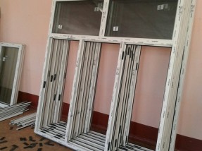 У Токмаку в школі №5 замінено всі вікна у 25-и класах