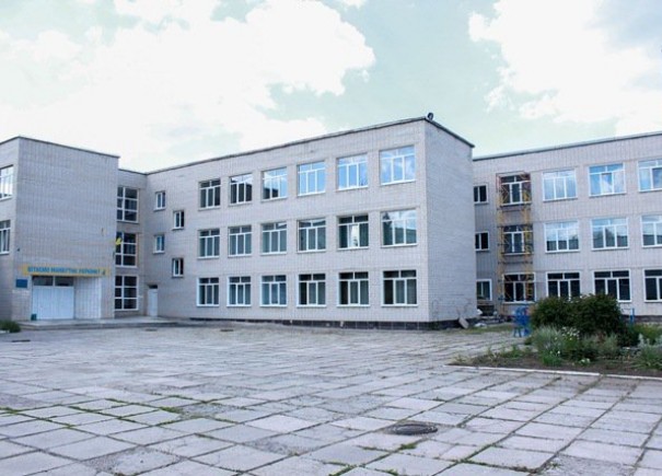 У Верхньодніпровській школі встановили майже 200 нових енергозберігаючих вікон