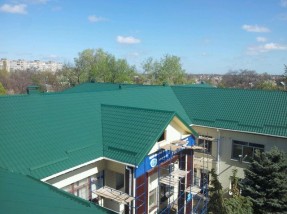 У Мелітополі на об’єкті соцжитла для ВПО змонтовано нову покрівлю