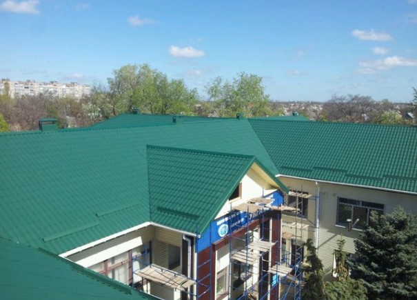 У Мелітополі на об’єкті соцжитла для ВПО змонтовано нову покрівлю